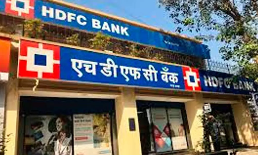 RBI asks HDFC Bank to halt sourcing new credit cards