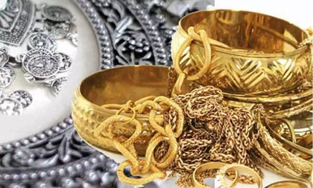 Gold declines Rs. 320; silver gains marginally