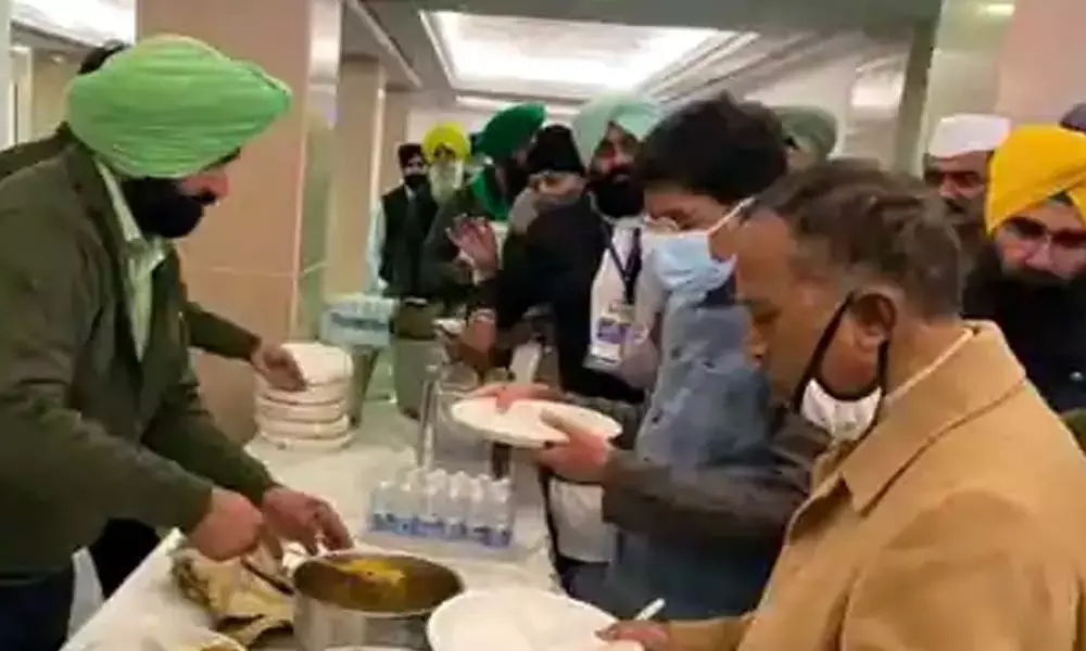 Union Ministers eat lunch brought by farmer leaders