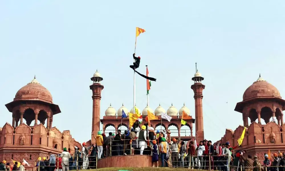 Farmers’ tractor parade turns violent