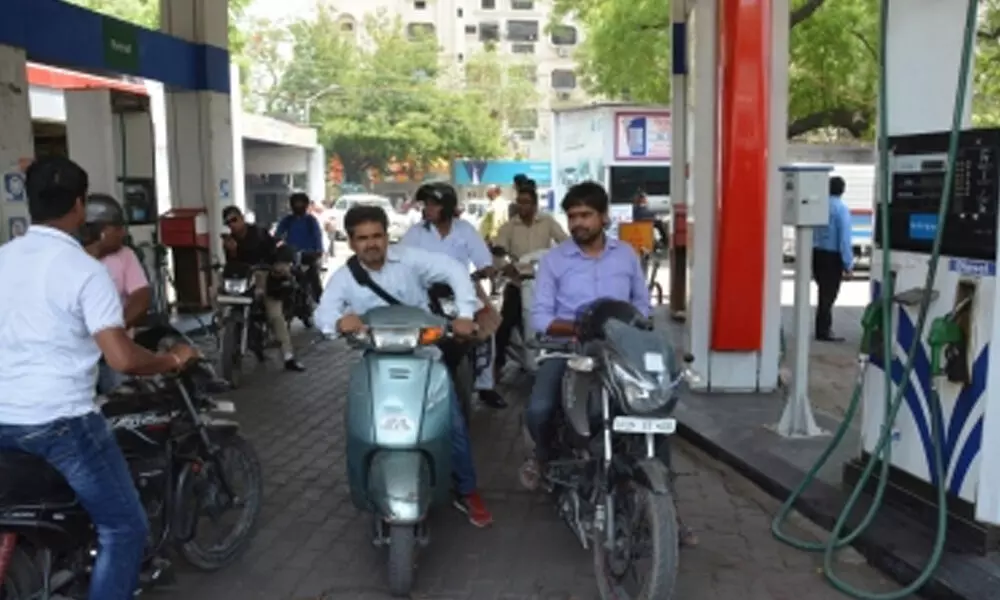 OMCs keep petrol, diesel retail prices unchanged on Saturday