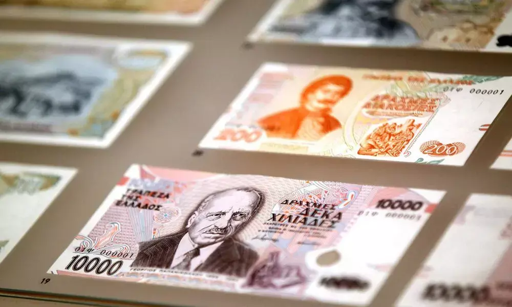 Greece lures bond investors