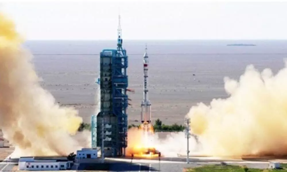 3-member Chinese team to build space station