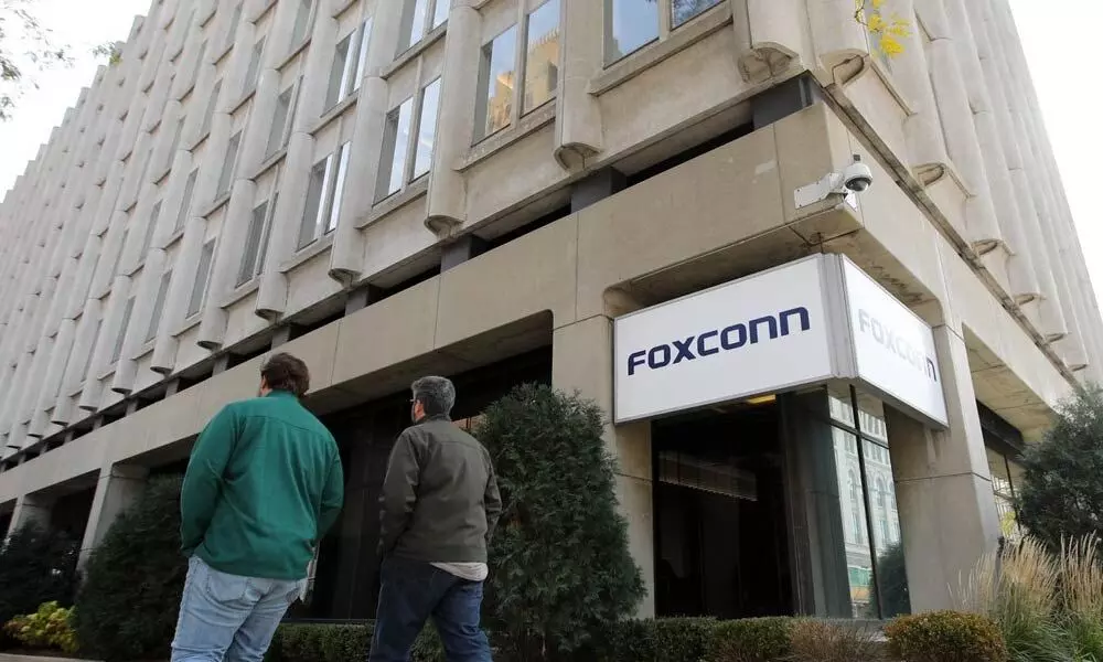 Foxconn offers record bonus for  iPhone13 work