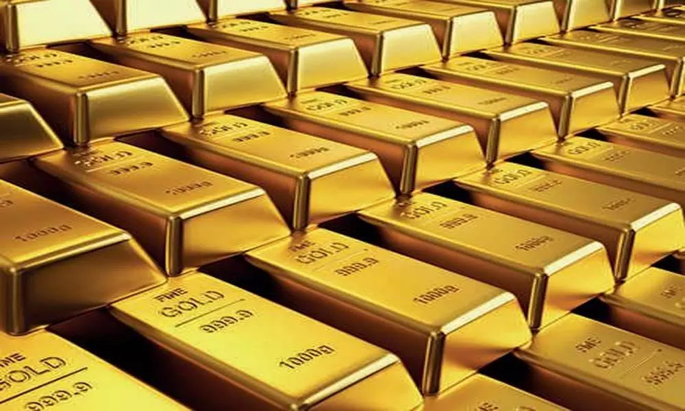 Gold declines on global cues