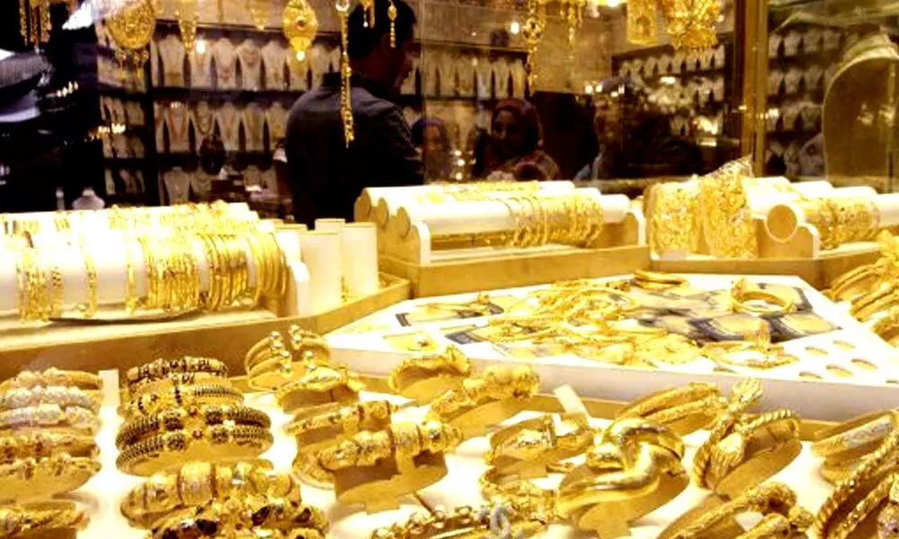 Gold, silver prices fall as Re surges
