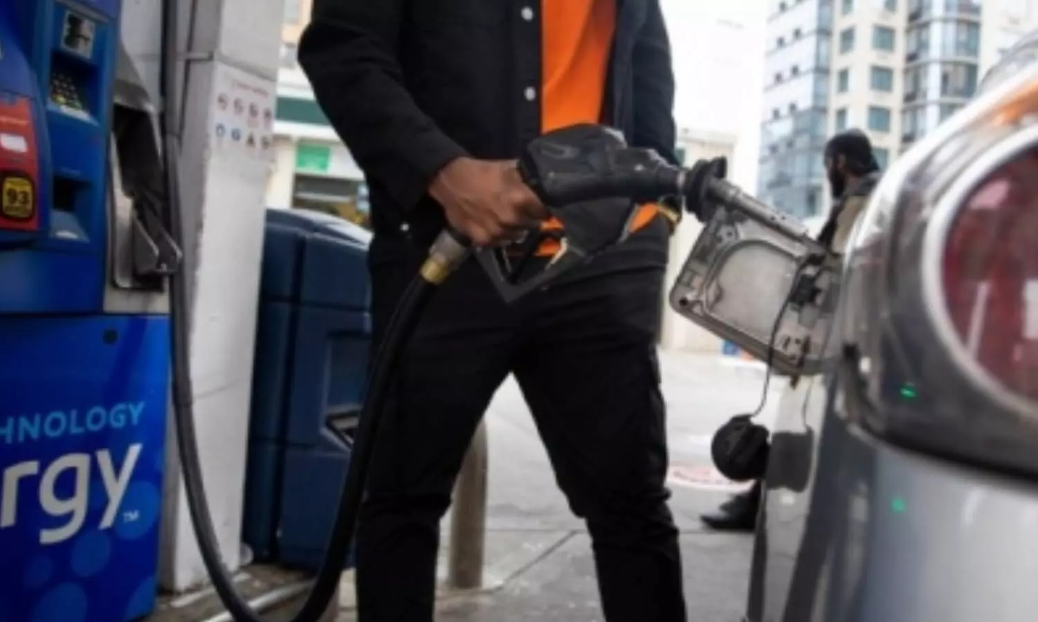 California average gas prices set new record for 2nd straight day