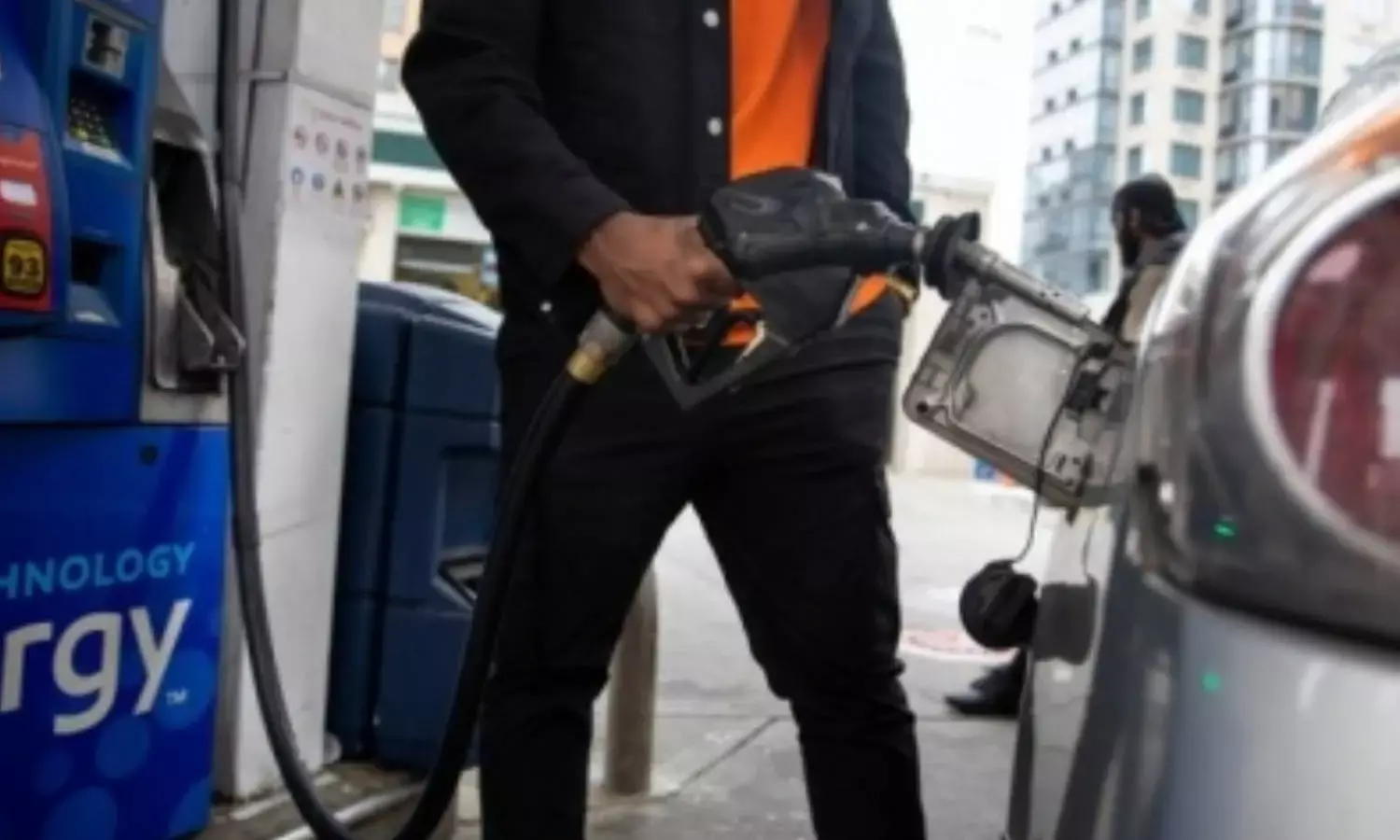 California average gas prices set new record for 2nd straight day