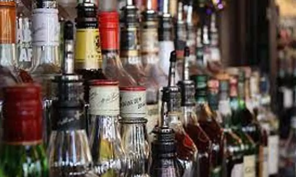 Govt must focus on reducing  taxes on liquor to check smuggling