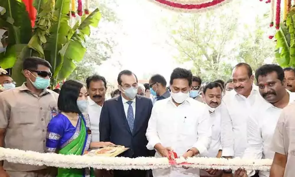 Jagan opens ITC hotel in Guntur