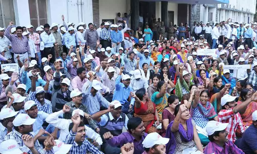AP govt. employees getting ready for showdown over wage revision, to serve strike notice