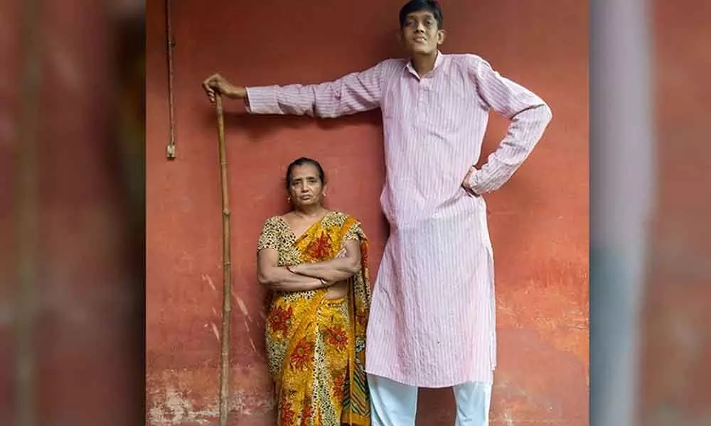 India’s tallest man joins SP, says will help Akhil bhai