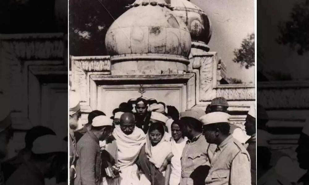 Gandhi’s last act: He visited dargah just 3 days before his death