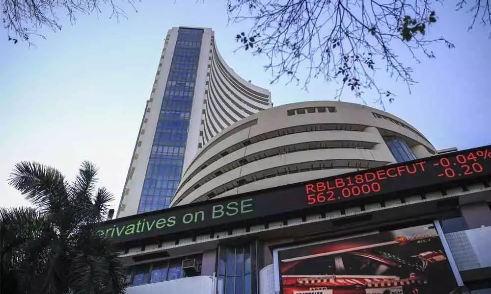 Equity indices start new week in red; Q4 earnings in focus