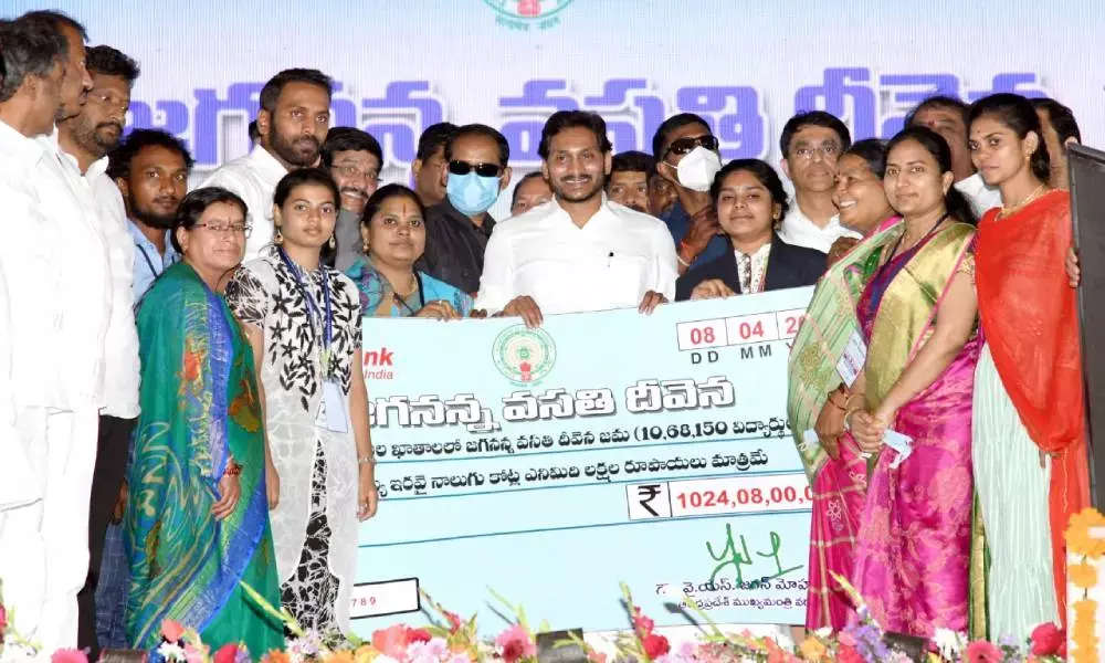 Jagan credits Rs.1024 crore Vasathi Deevena Jagan credits Rs.1024 crore Vasathi Deevena