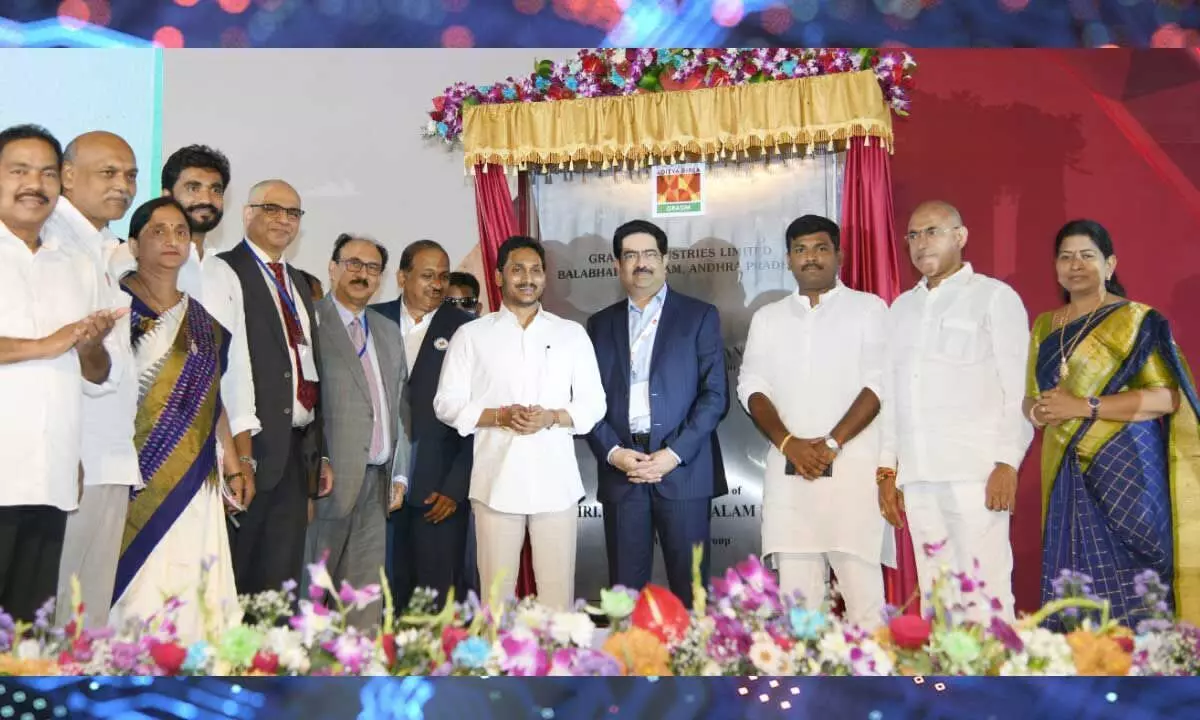 Chief Minister YS Jagan Mohan Reddy and Aditya Birla Group Chairman Kumar Mangalam Birla at Balabhadrapuram