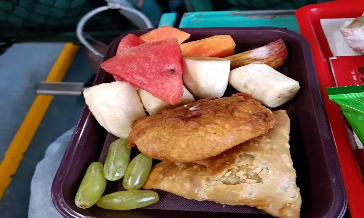 Iftar on Shatabdi Express wins hearts