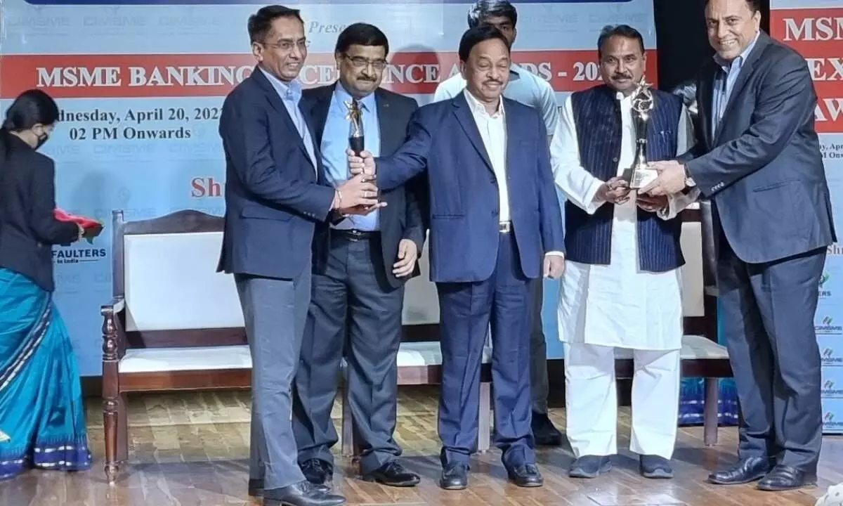 Rohit Tiku, Chief Risk Officer, Tata Motors Finance, receiving MSME Banking Excellence Award 2021