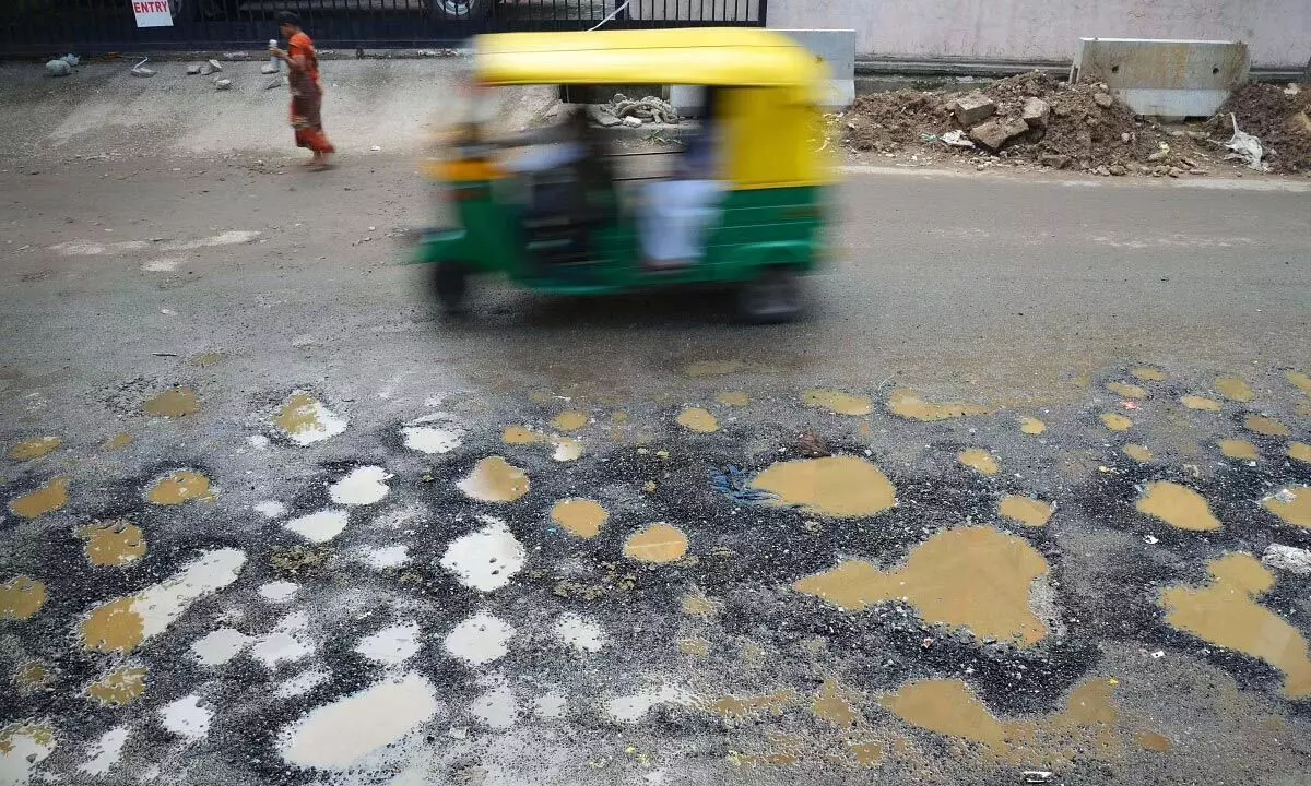 Kiran raps govt over bad roads in Bengaluru Kiran raps govt over bad roads in Bengaluru