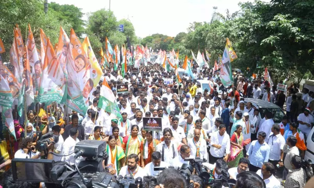 Congress stages massive protest in Hyderabad