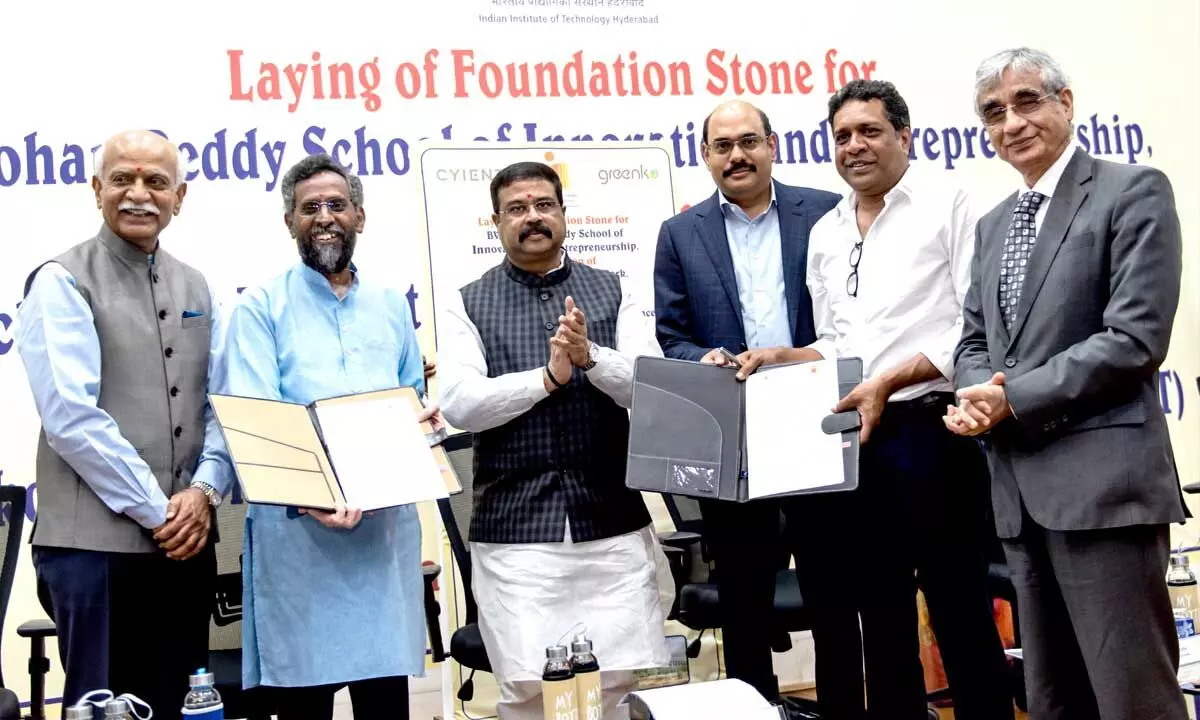 L-R:   Dr BVR Mohan Reddy, Chairman, Board of Governors, IIT Hyderabad; Prof BS Murty, Director, IIT Hyderabad; Dharmendra Pradhan, Union Minister for Education Skill Development and Entrepreneurship, GoI; Mahesh Kolli, Founder, President & Joint MD, Greenko; Anil Chalamalasetty, Founder, CEO & MD, Greenko and OP Bhatt, Chairman Greenko