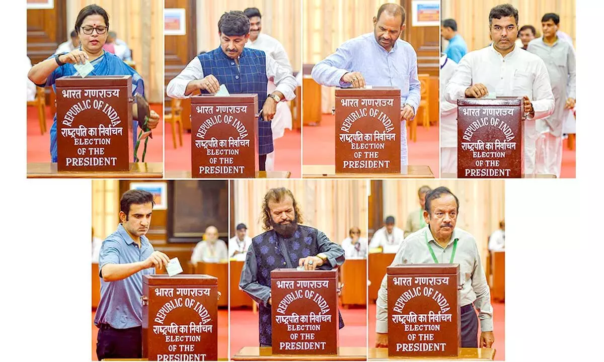 (L-R) MPs Meenakashi Lekhi, Manoj Tiwari, Ramesh Bidhuri, Parvesh Sahib Singh Verma, Harsh Vardhan, Hans Raj Hans and Gautam Gambhir, casting their votes for the election of the President in New Delhi on Monday