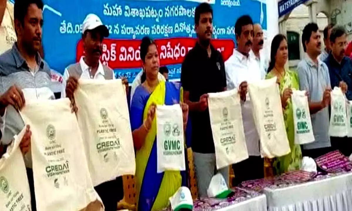 City Mayor Golagani Hari Venkata Kumari asks Credai to support ‘no plastic’ campaign