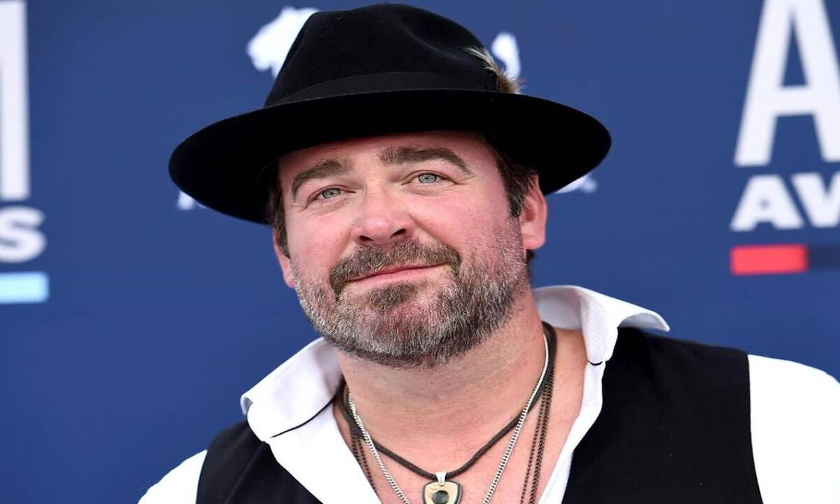  Connects Country Star Lee Brice to Santa Claus Uber Driver
