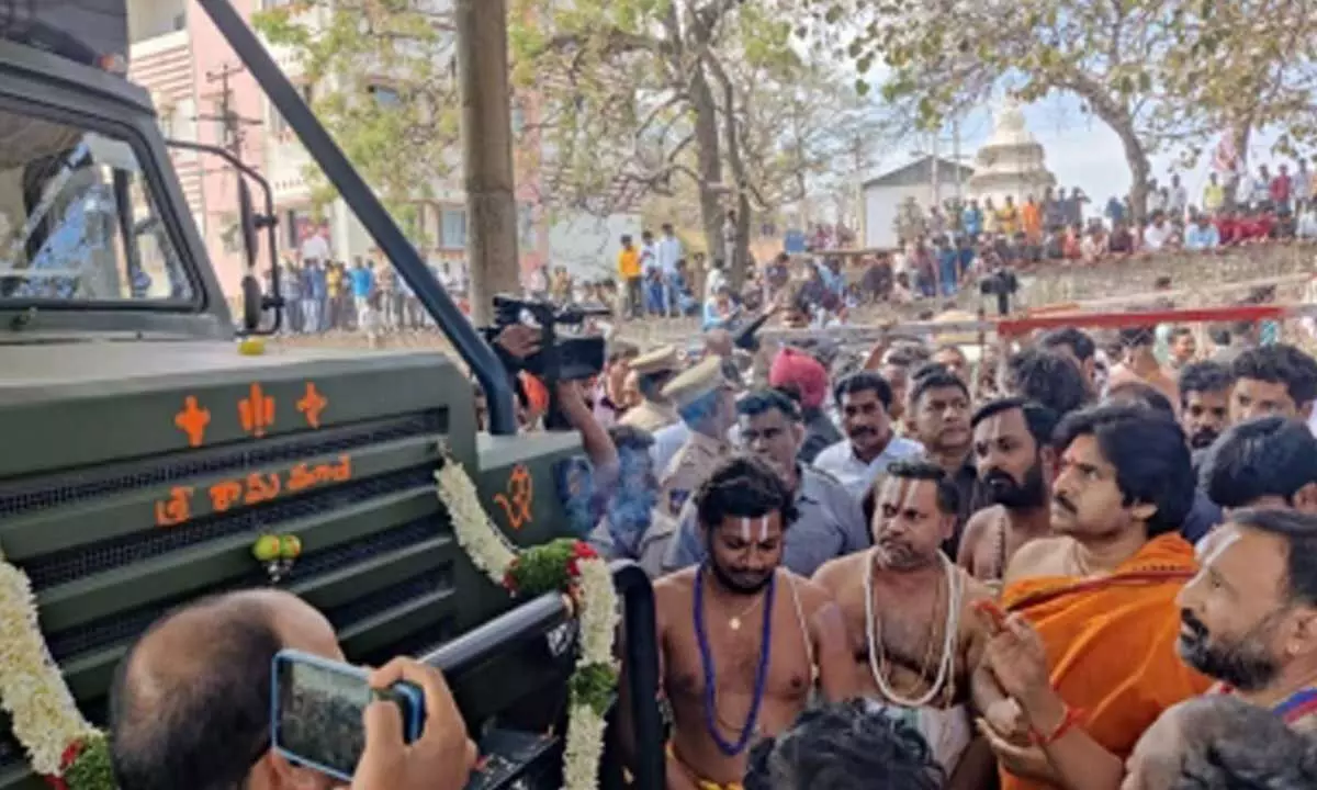 Pawan Kalyan offers prayers at Telangana temple