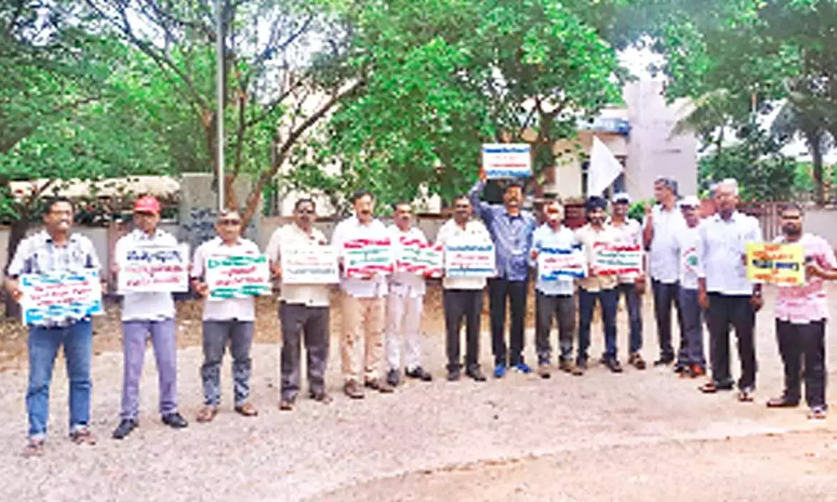Vizag Steel Plant supporters stage protest