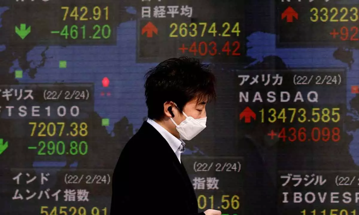 Asian shares extend losses ahead of US data