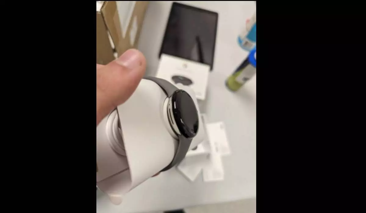 Google Pixel Watchs backplate falling off for some users