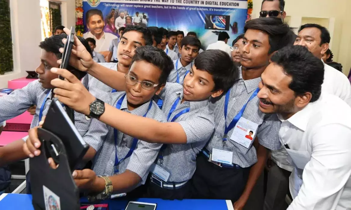 Jagan launches distribution of Vidya Kanuka kits worth Rs.1042 crore