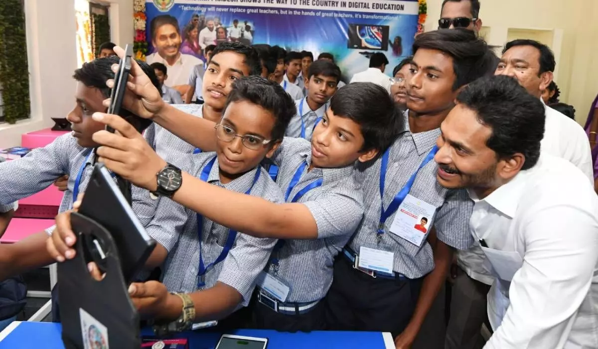 Jagan launches distribution of Vidya Kanuka kits worth Rs.1042 crore