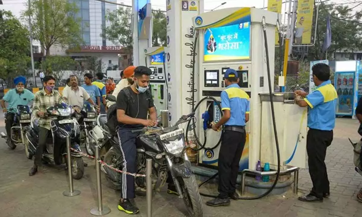 Cash payments surge at petrol pumps, online orders