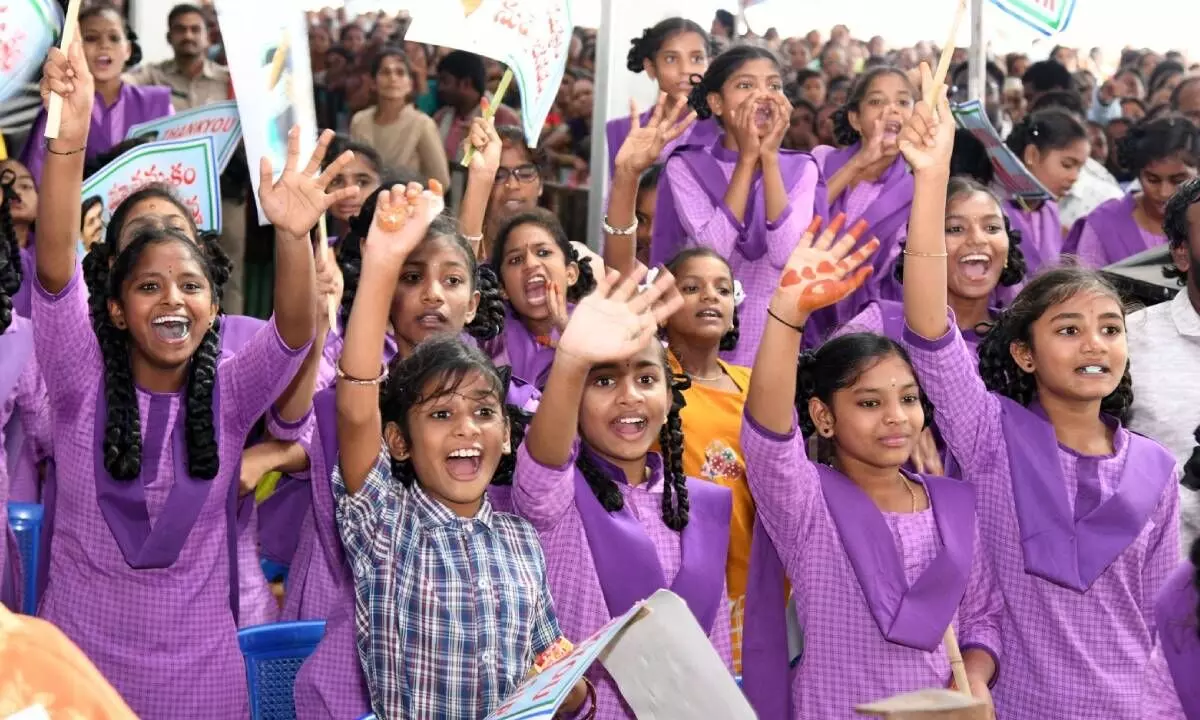 Students greeting Chief Minister Y.S. Jagan Mohan Reddy at the Amna Vodi amount release function at Kurupam in Parvathipuram district on Wednesday