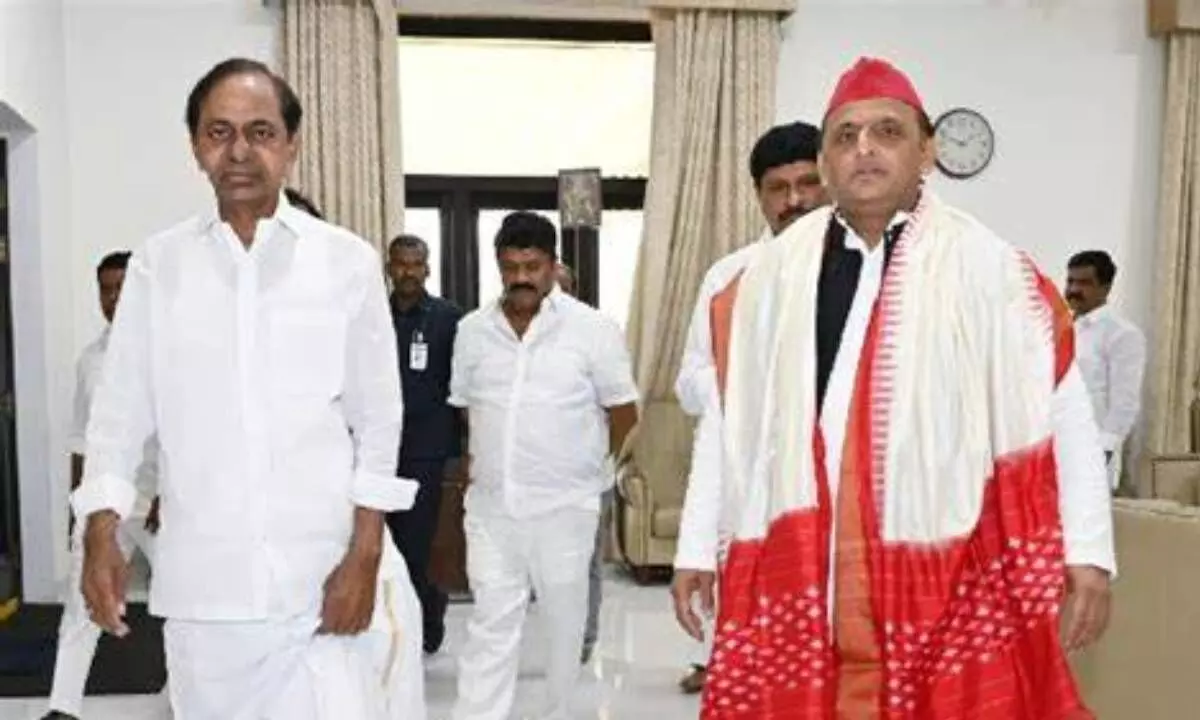 Samajwadi Party chief Akhilesh Yadav meets KCR