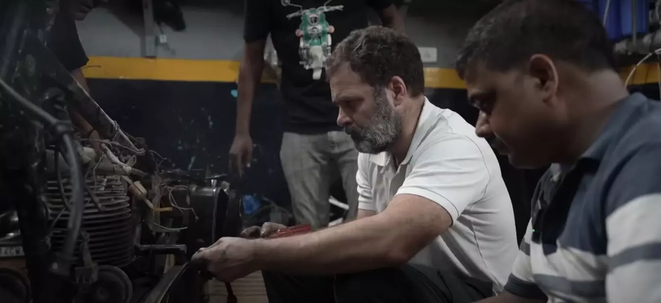 Rahul Gandhi repairs bike along with mechanics in Delhi