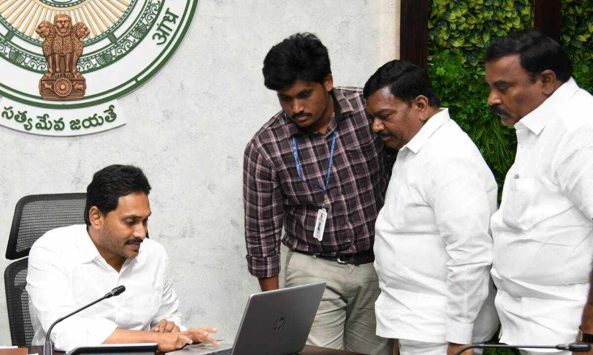 Jagan guarantees free higher training to eligible students