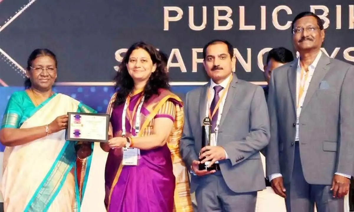 President of India Droupadi Murmu presenting the award to Anindita Mitra, CEO, Chandigarh Smart City Ltd at a Conclave held in Indore. NPS Sharma, Chief GM, CSCL and D V Manohar, Chairman, SmartBike are also present
