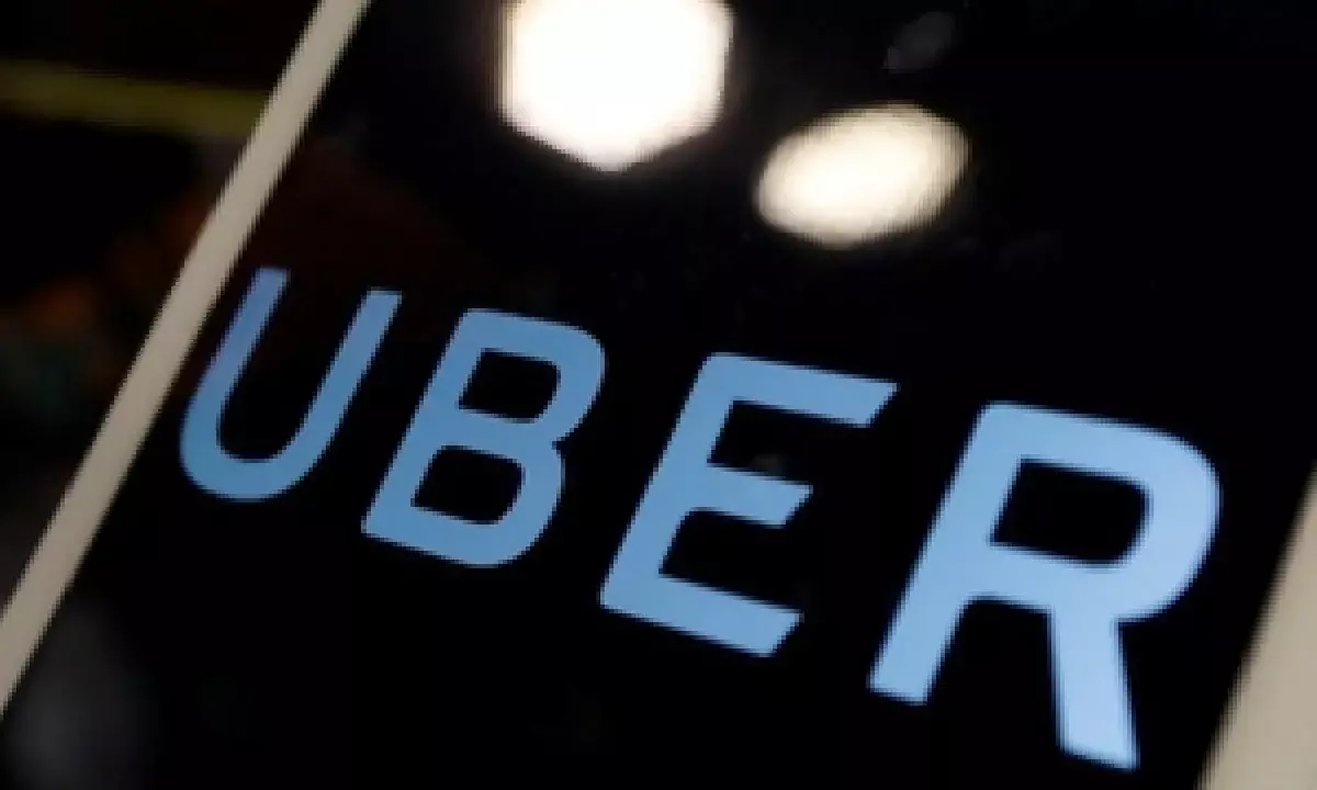 10,000 London cabbies sue Uber for millions over taxi-booking rules