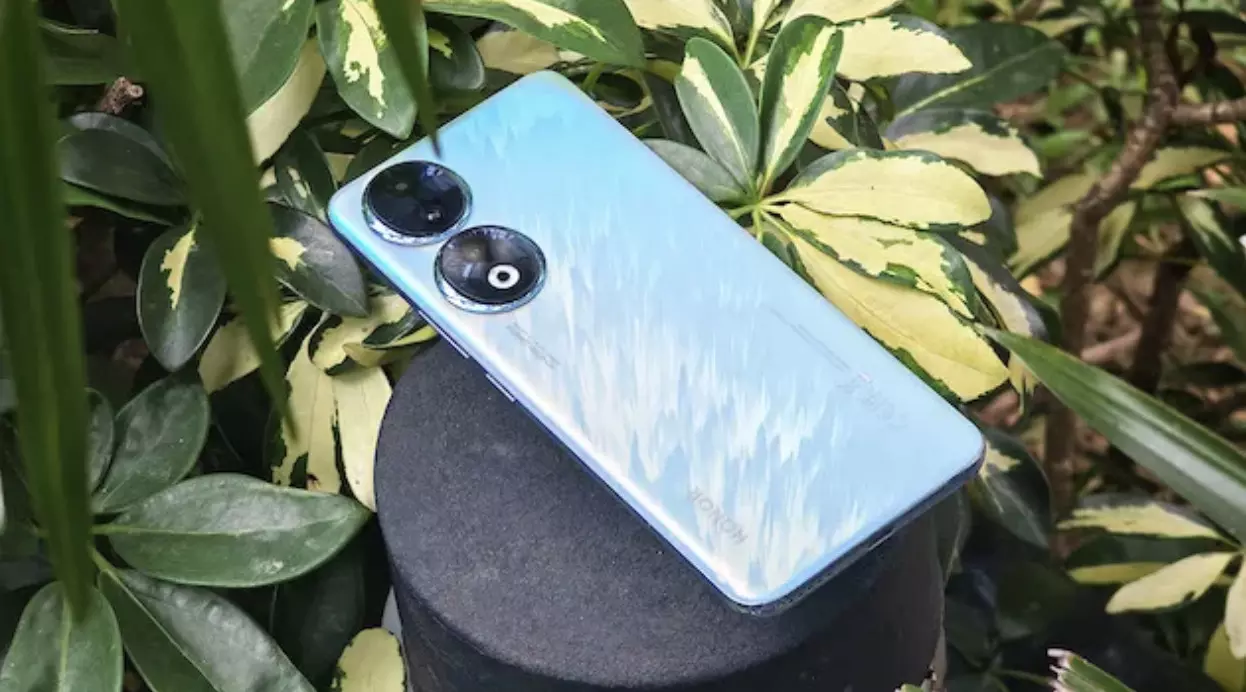 HONOR unveils Limited-Edition 90 5G Peacock Blue smartphones