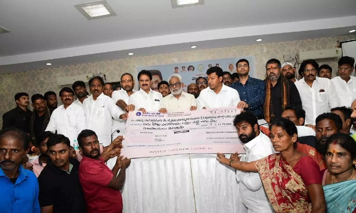 AP govt gives RS7.11 cr aid to Vizag boat fire victims