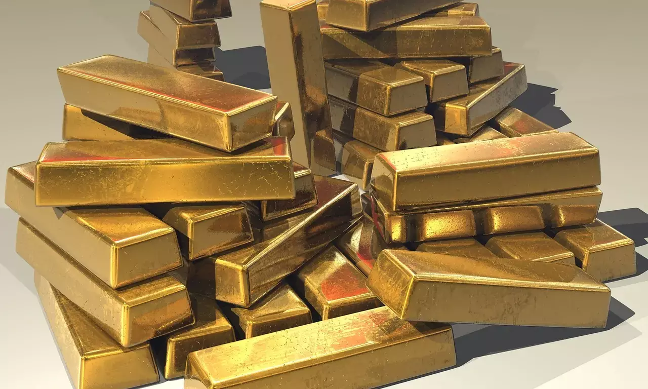 Gold hits 6 month high on weak dollar and US rate pause expectations
