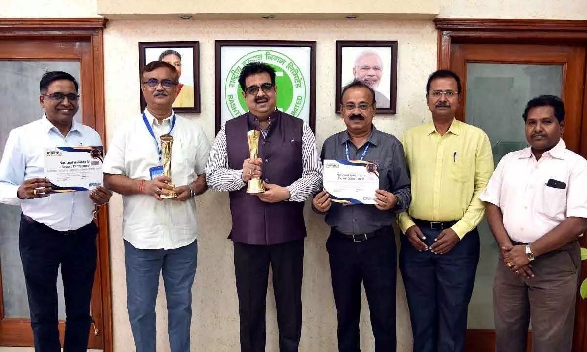 Atul Bhatt CMD, RINL and DK Mohanty, Director (Commercial), RINL with the Star Performer awards bagged by RINL. HOD and senior officials of marketing are also seen in the picture