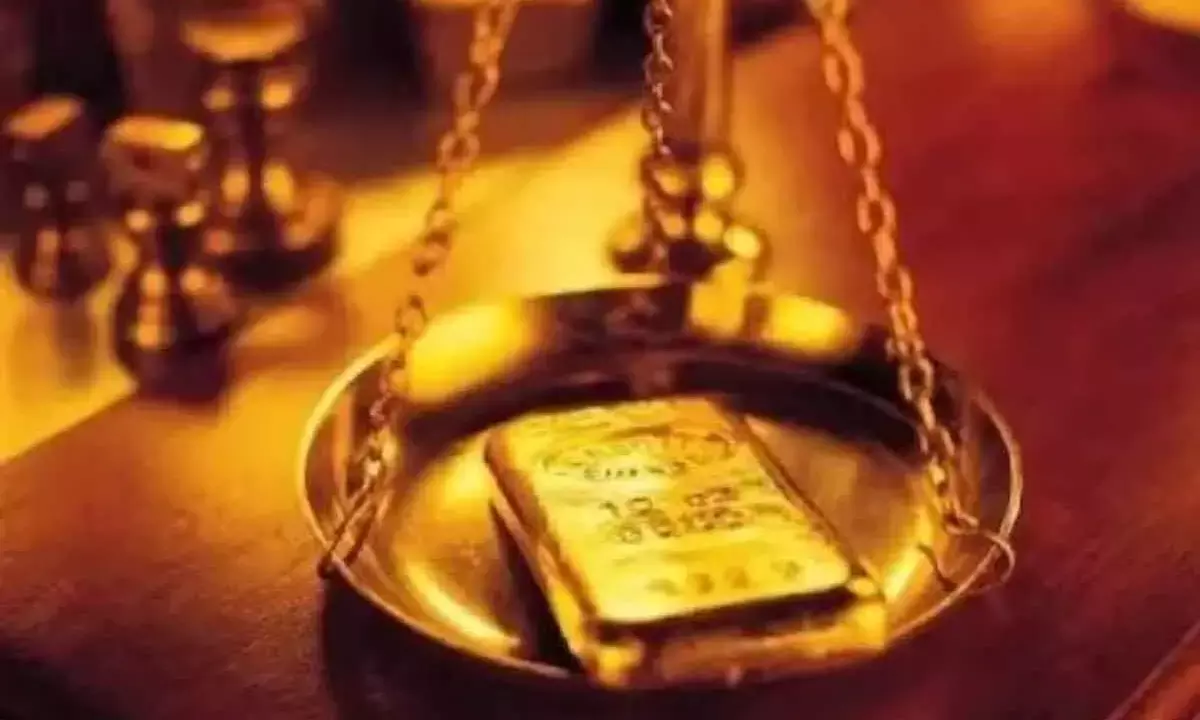 Futures fall as speculators slash positions