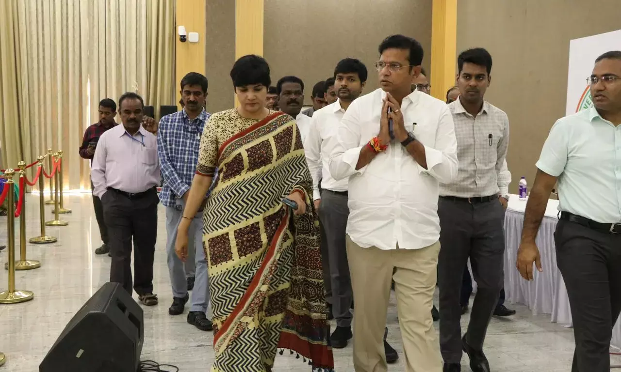 IT Minister D Sridhar Babu engaged with applicants at Jyotirao Phule Praja Bhavan