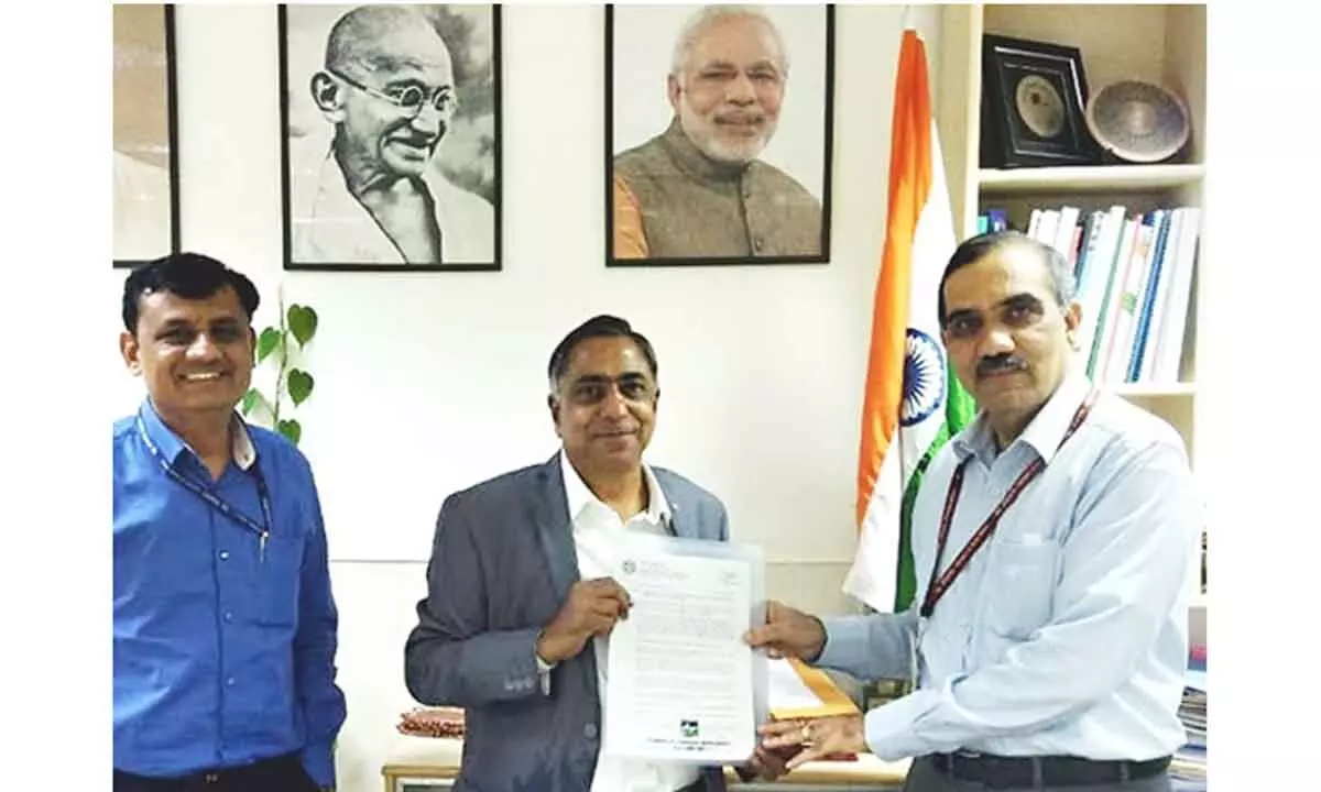 Abhay Bakre, Director General, Bureau of Energy Efficiency (BEE), handing over engagement lette r to Chandra Sekhara Reddy at BEE Head Quarters, New Delhi
