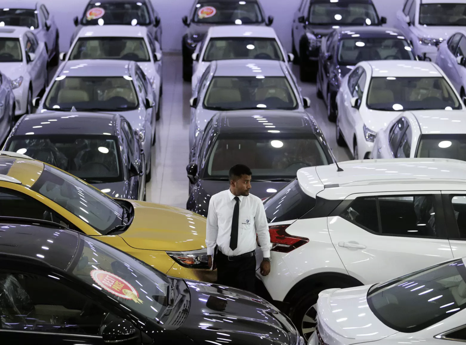 Datastatistics video compilation of prominent CEOs in the automotive industry, including Anand Mahindra