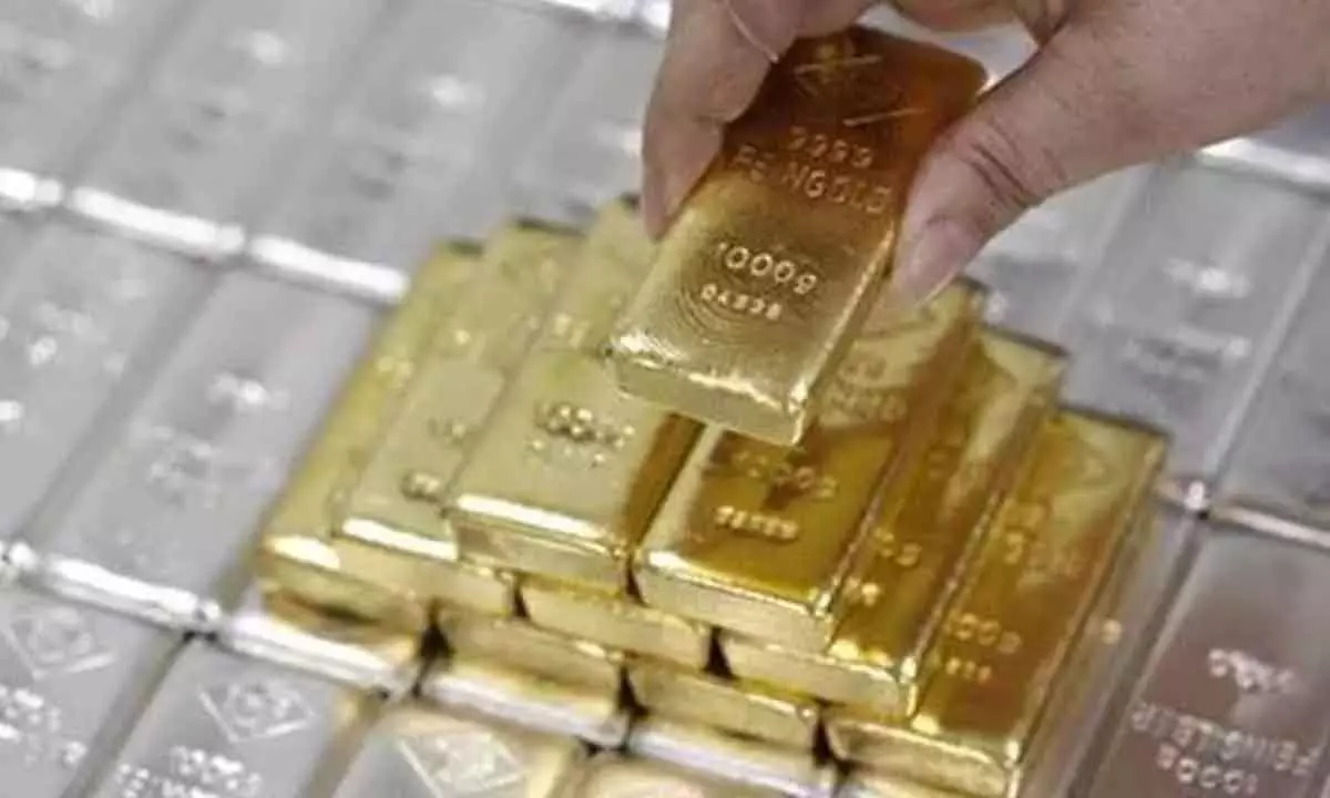 Gold remains flat; silver climbs Rs 450